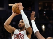 雷火电竞亚洲先驱-火箭绝杀雄鹿，米切尔高光表现